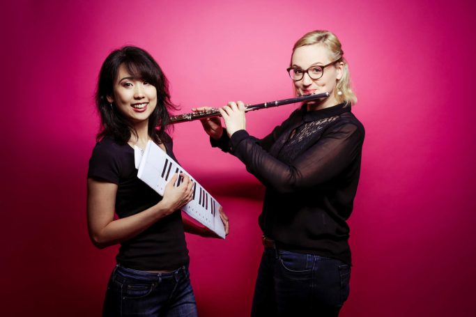 Mari Inoue und Katharina Sames vor pinkem Hintergrund