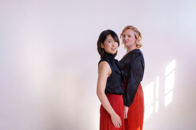 Mari Inoue und Katharina Sames schauen in die Kamera