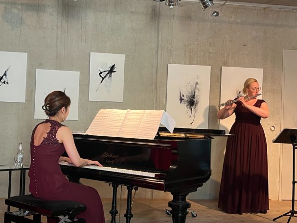 Duo Inoue/Sames während des Konzerts im Atelier Gausz in Hamburg-Ottensen