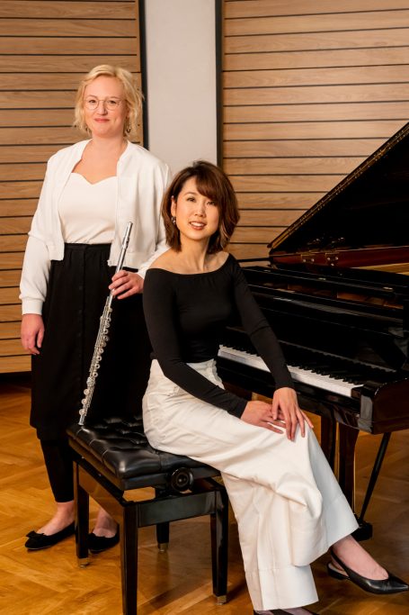 Mari Inoue sitzt am Flügel, Katharina Sames steht dahinter mit Querflöte in der Hand
