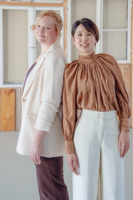 Mari Inoue und Katharina Sames lächeln in die Kamera