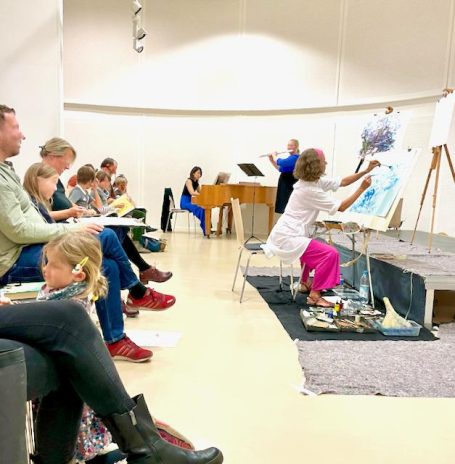 Publikum und die Künstlerinnen während des Konzerts "Gemalte Musik" in der SLB Potsdam