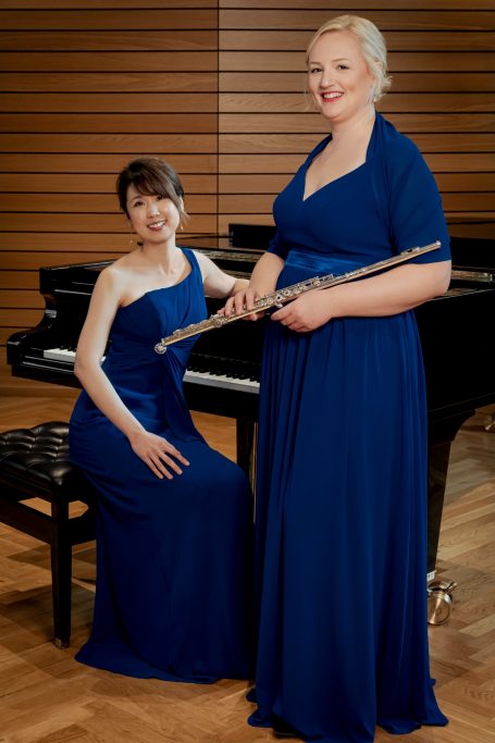 Mari Inoue und Katharina Sames in blauen Abendkleidern mit Flügel und Querflöte
