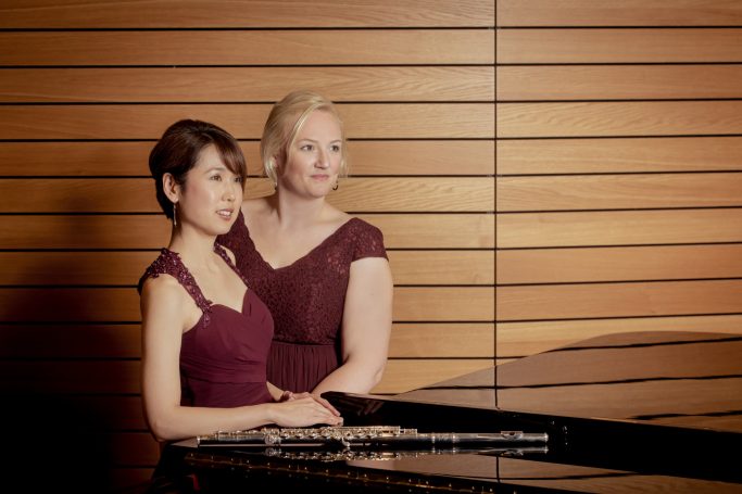 Duo Inoue/Sames steht hinter einem Flügel, auf dem eine Querflöte liegt