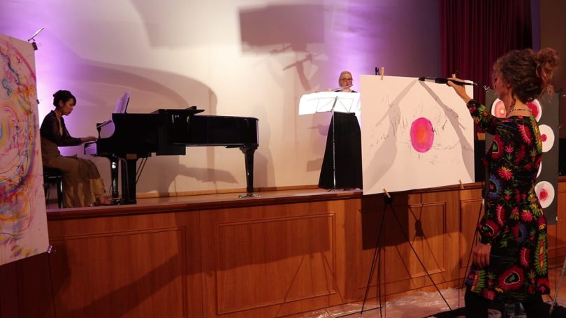 Mari Inoue am Klavier, Katharina Sames an der Querflöte und Silke Thal an der Staffelei während des Konzerts "Gemalte Musik"